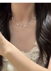 Détail du collier en argent sterling S925 avec pendentifs en zircone sur un mannequin