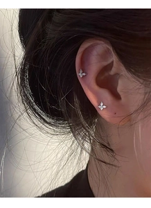 Détail de boucles d'oreilles papillon avec zircons marquise étincelants sur un modèle
