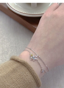 Gros plan du bracelet double rang en argent S925 avec un papillon serti de zircons colorés