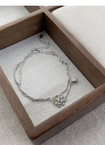 Détail d'un bracelet double couche en argent S925 avec zircons colorés et papillon