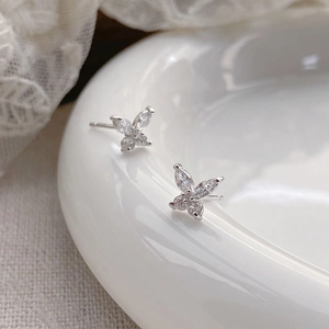 Élégantes boucles d'oreilles papillon en argent S999 avec zircons brillants sur décor dentelle
