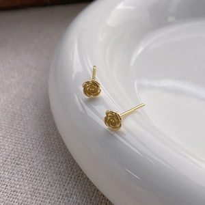 Boucles d'oreilles roses en argent S925 doré avec texture détaillée pour femme