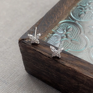 Élégantes boucles d'oreilles papillon en argent S999 avec de brillants zircons cubiques
