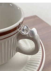 Détail de boucle d'oreille en argent S925 avec finition mate brossée et polie sur tasse