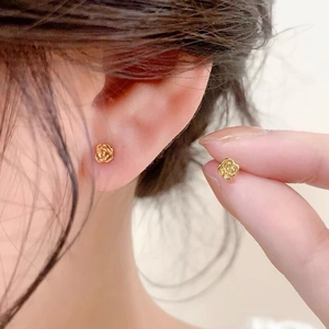 Boucles d'oreilles minimalistes en argent S999 dorées en forme de rose délicate