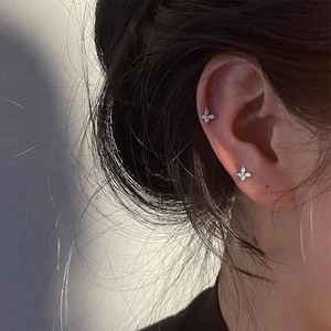 Élégantes boucles d'oreilles papillon en argent S999 avec zircone portées par le mannequin