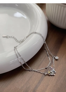 Vue détaillée du bracelet papillon en argent S925 avec zircons colorés et poinçon gravé