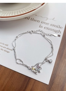 Détail du bracelet double couche en argent S925 avec breloques papillon colorées