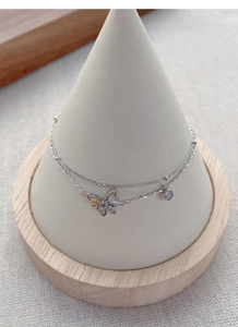 Détail du bracelet double couche en argent S925 avec pendentif papillon en zircon coloré