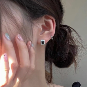 Boucles d'oreilles S925 en argent sterling avec zircon noir carré et petit cerceau