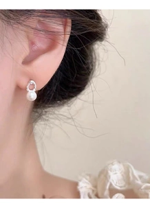 Minimalist S925 silver irregular geometric earrings with round white pearls on a model