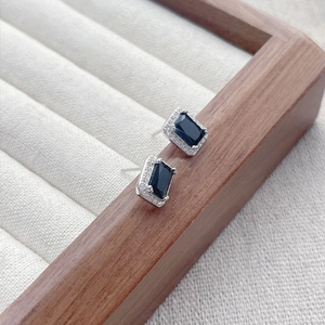 Élégantes boucles d'oreilles S925 en argent avec zircon noir et micro-pavage de diamants