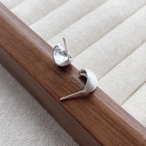 Boucles d'oreilles minimalistes en argent S999 avec finition mate brossée pour femmes
