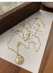 Détail du collier en argent S925 plaqué or avec caractère Fu et nacre incrustée