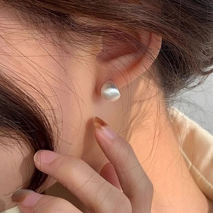Boucles d'oreilles puces arquées en argent S999 avec finition mate et design minimaliste