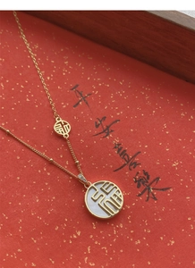 Détail macro du collier en argent S925 doré avec pendentif nacre et caractère Fu