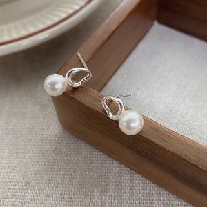 Elegant S925 silver irregular geometric earrings with lustrous pearls for women