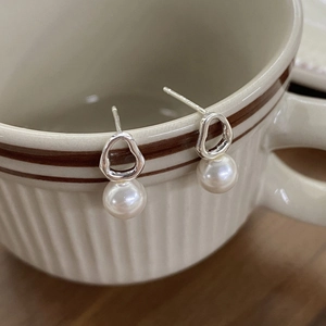 Elegant S925 sterling silver drop earrings with irregular hoops and round white pearls