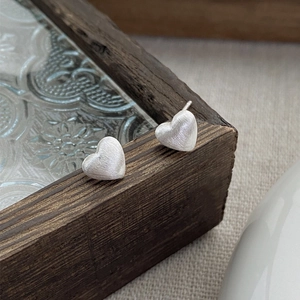 Boucles d'Oreilles Clous Coeur en Argent Sterling S999 Minimaliste Poli Petite Forme de Coeur Bijoux pour Femme