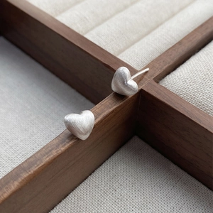 Boucles d'oreilles cœur en argent sterling S999 avec texture brossée sur boîte en bois