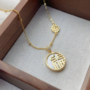 Collier en argent S925 doré avec pendentif Fu en nacre blanche sur plateau en bois