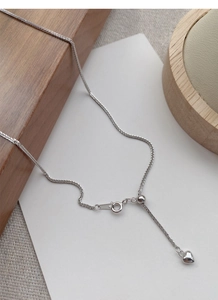 Detail van S925 zilveren hartketting met verstelbare schuifregelaar en veersluiting