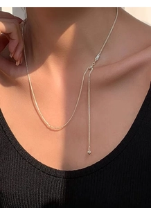 Detail van S925 sterling zilveren Chopin-ketting met verstelbare schuifsluiting in Y-ontwerp
