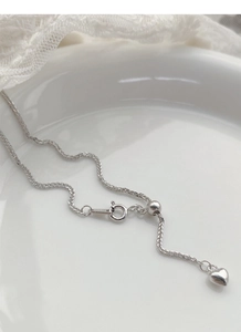 Detail van S925 sterling zilveren Chopin-ketting met hartvormige hanger en schuifkraal