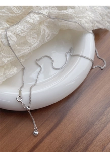 Detail van de S925 zilveren hartketting met verstelbare sluiting op kanten stof