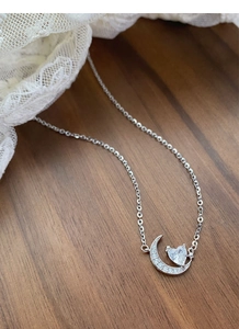 Détail du collier S925 argent avec pendentif lune et cœur orné de zircons brillants