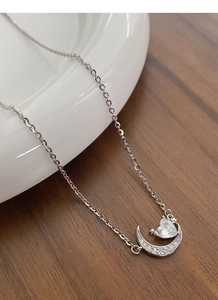 Détail du collier en argent S925 avec pendentif croissant de lune et coeur serti de zircons