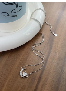 Détail du collier en argent S925 avec pendentif croissant de lune et cœur en zircon
