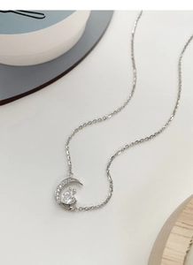 Gros plan du collier lune en argent S925 avec un pendentif en zircon en forme de cœur