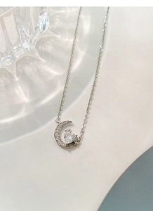 Vue détaillée du pendentif collier S925 argent croissant de lune et cœur zircon