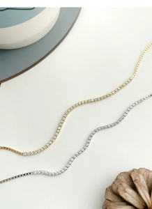 Detailed shot of S925 sterling silver tennis bracelets in gold and silver finishes