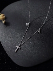Detail der S925 Silberhalskette mit diamantbesetztem Kreuz, Stern und Herzanhängern