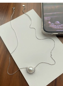 Macro shot of S925 silver pearl necklace featuring a zircon pendant and adjustable chain