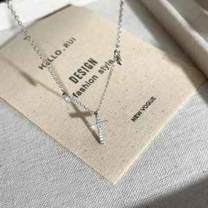 Funkelnde S925 Sterling Silber Kreuzkette mit Zirkonia-Steinen auf minimalistischer Kette