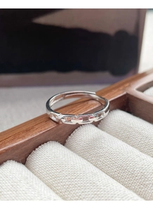 Detailed close-up of S925 silver interlocking chain ring displayed on a velvet jewelry box