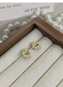 Gros plan de boucles d'oreilles rose rétro en argent S925 avec détails en perles