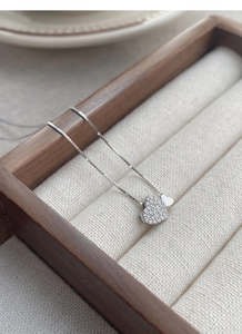 Détail du collier double cœur en argent S925 avec pavé de zircons cubiques étincelants