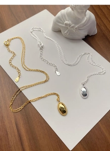 Detailansicht ovaler S925 Sterlingsilber Anhänger in Gold und Silber mit facettierter Struktur