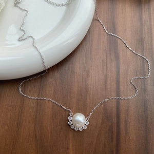 Elegant S925 sterling silver necklace with round white pearl and zircon on ceramic plate