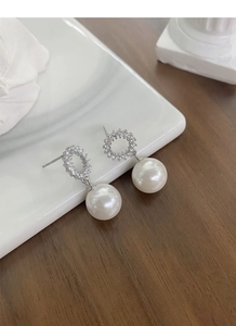 Vue détaillée du poinçon S925 sur boucles d'oreilles en perles et zircon brillant