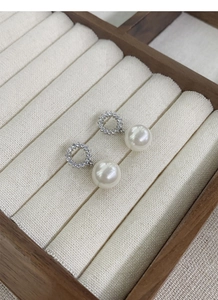 Détail des boucles d'oreilles en argent S925 avec perles et accents en zircone cubique