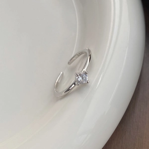 S925 sterling silver ring with a sparkling solitaire zircon in a classic 4-prong setting