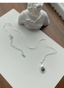 Detailansicht des ovalen Anhängers aus S925 Sterlingsilber mit geflochtenem Rand