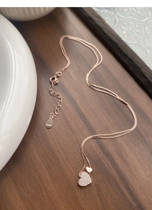 Détail du collier cœur en argent S925 doré rose avec zircons et poinçon S925 gravé