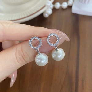 Élégantes boucles d'oreilles en argent S925 avec perles et strass brillants