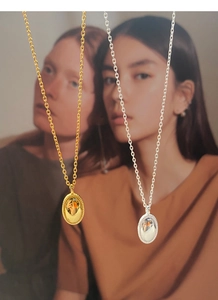 Detailsicht der ovalen Anhänger in Gold und Silber mit Vintage-Seiltexturkante